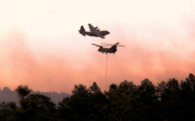 US planes try to put out wild fires in Colorado. Several wildfires raged unchecked across drought-parched Colorado on Thursday. Photo: EPA