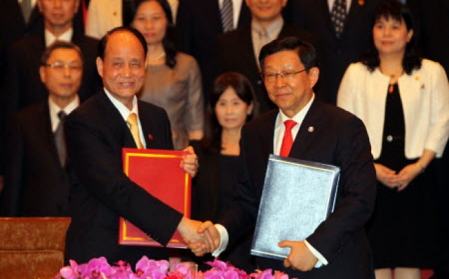 Lin Join-sane (left), chairman of the Taiwan-based Straits Exchange Foundation, shakes hands with Chen Deming, president of the mainland-based Association for Relations Across the Taiwan Straits. Photo: Xinhua