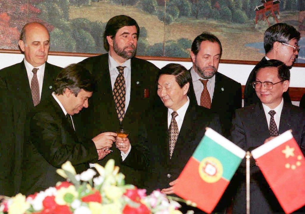 Premier Zhu Rongji and his Portuguese counterpart, Antonio Guterres, share a toast in Beijing on April 21, 1998. Macau was on the agenda. Photo: AFP