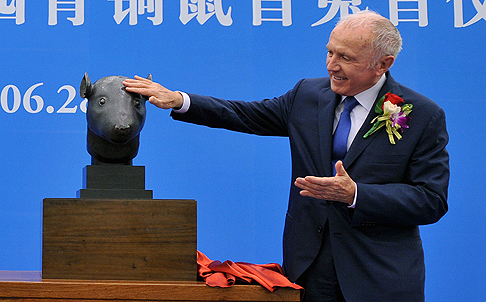 French billionaire Francois Pinault hands the bronzes, one of a rabbit and one of a rat, back to China. Photo: Xinhua