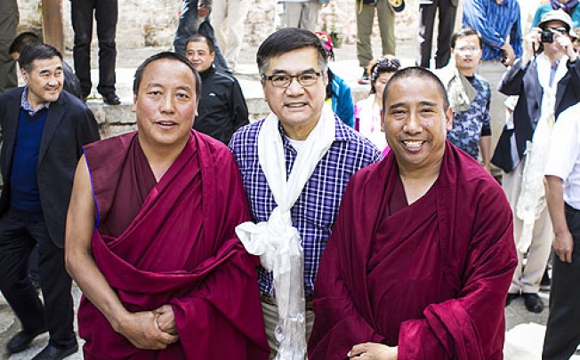 US Ambassador to China Gary Locke (centre) poses for a photo with monks at Sera Monastery in Lhasa, China's Tibet Autonomous Region. Photo: AFP