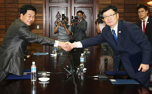 Suh Ho (right), head of the South Korean working-level delegation, shakes hands with his North Korean counterpart Park Chol-Su after their talks. Photo: AFP