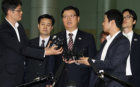 Head of the South Korean delegation Suh Ho at customs office before talks begin with North Korean delegates on Wednesday. Photo: Xinhua