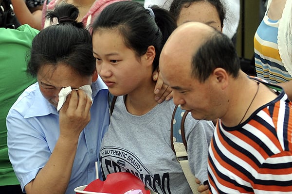 A student survivor of the Asiana jetliner crash in San Francisco arrives back in China. Photo AP