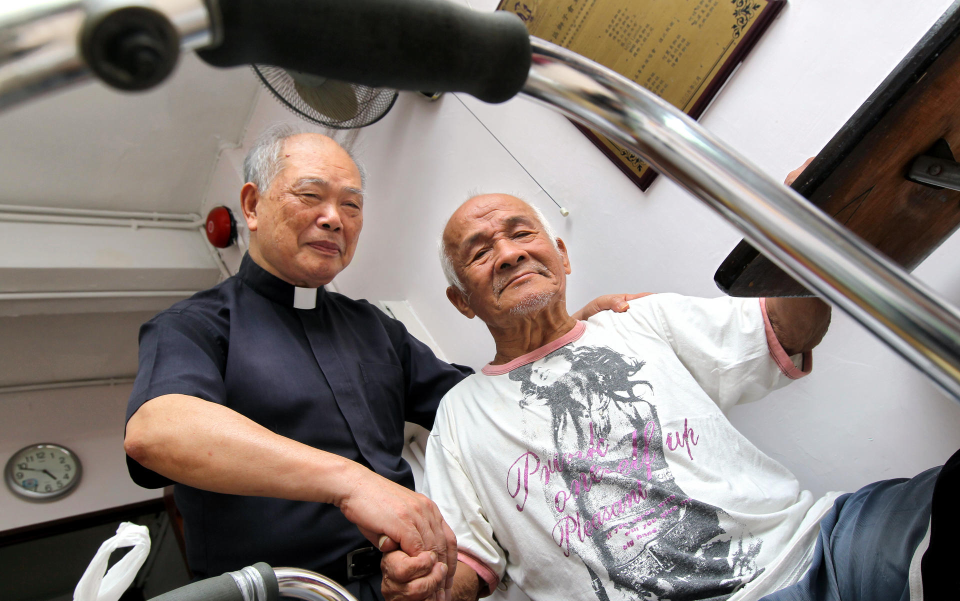 Pastor Lee Mo-fan was delighted to give street sleeper Wong Wah a helping hand. Photo: K.Y. Cheng