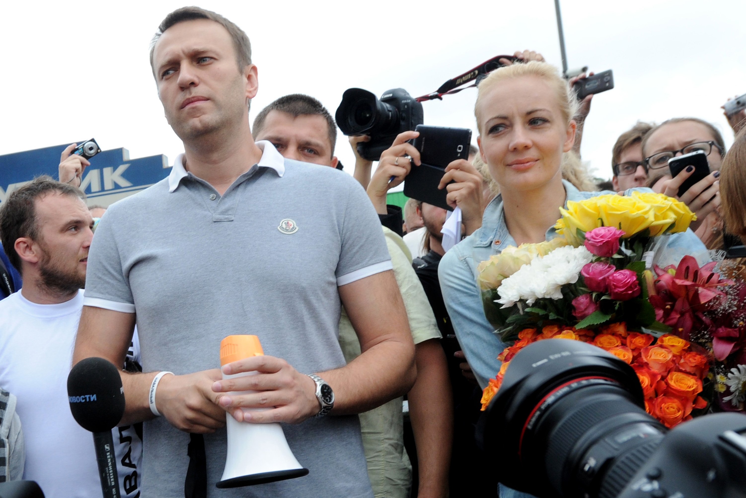 Russia's top opposition leader Alexei Navalny (L), flanked by his wife Yulia (R), addresses supporters and journalists upon his arrival in a Moscow's railway station on Saturday. Photo: AFP