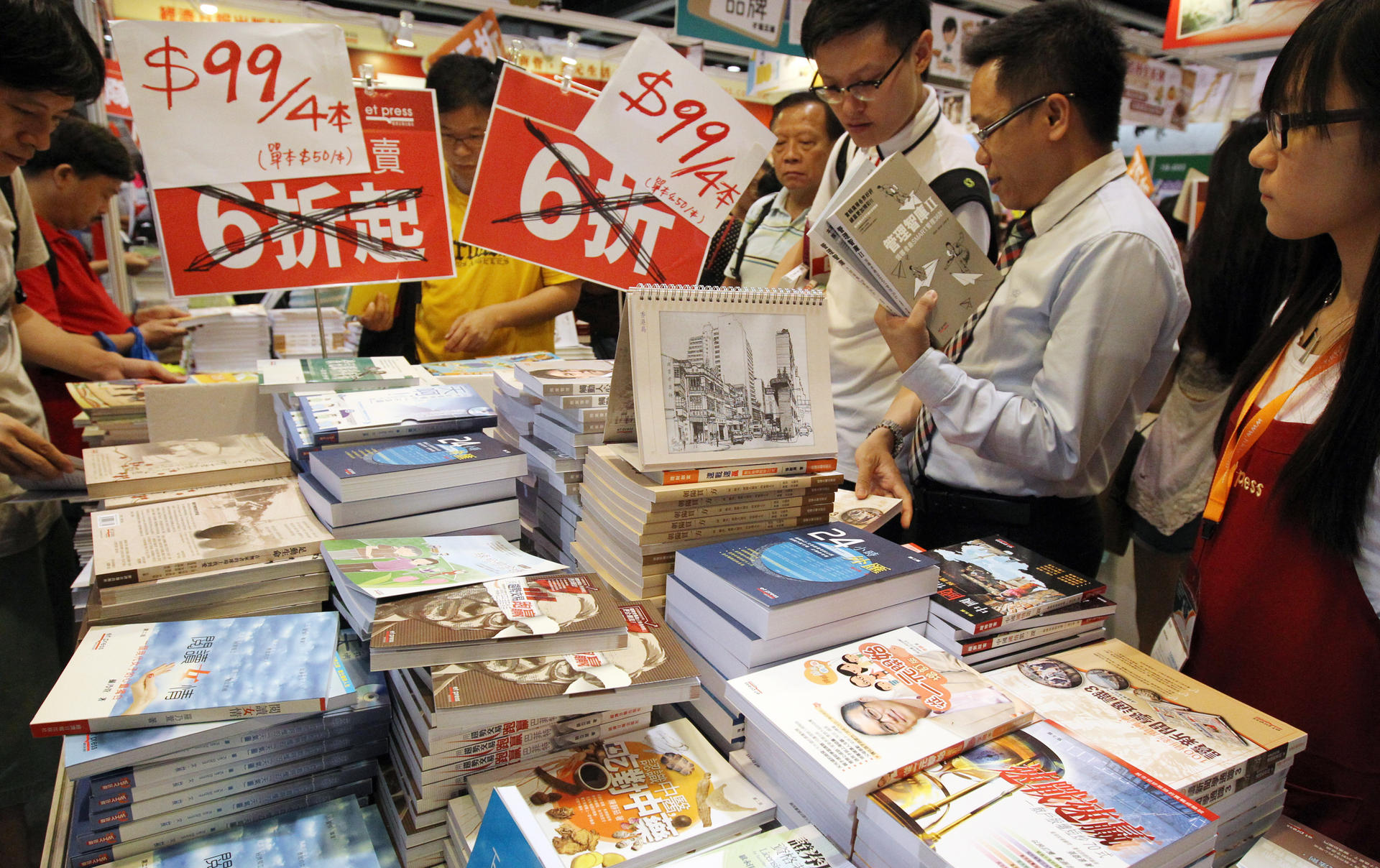 Visitors scour the tables for last-day bargains. Photo: Dickson Lee