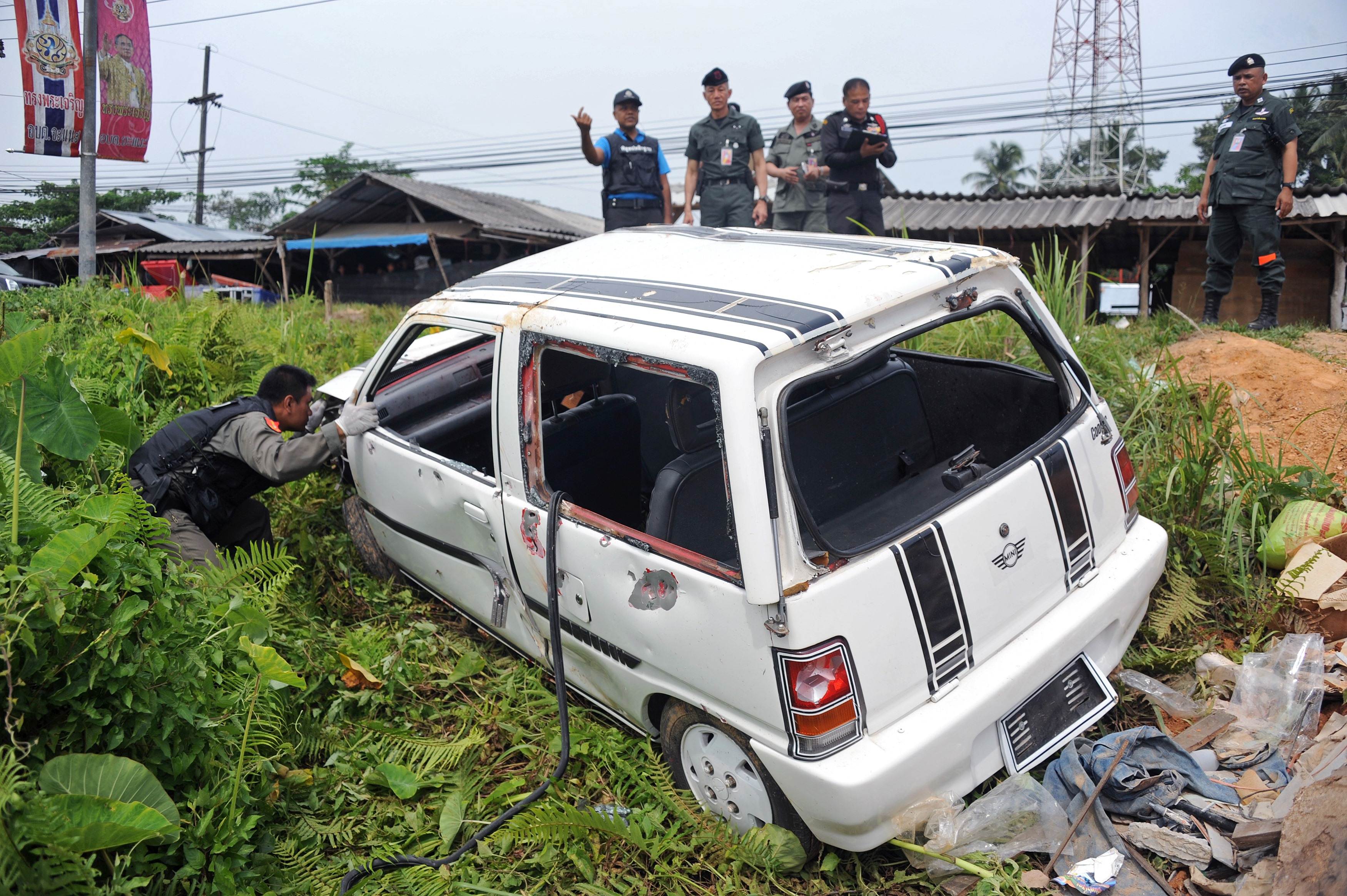 Thai bomb squad units inspect the site of a roadside bomb blast where two Muslim teachers were killed in an attack by suspected militants in Thailand's southern province of Narathiwat. Photo: 
