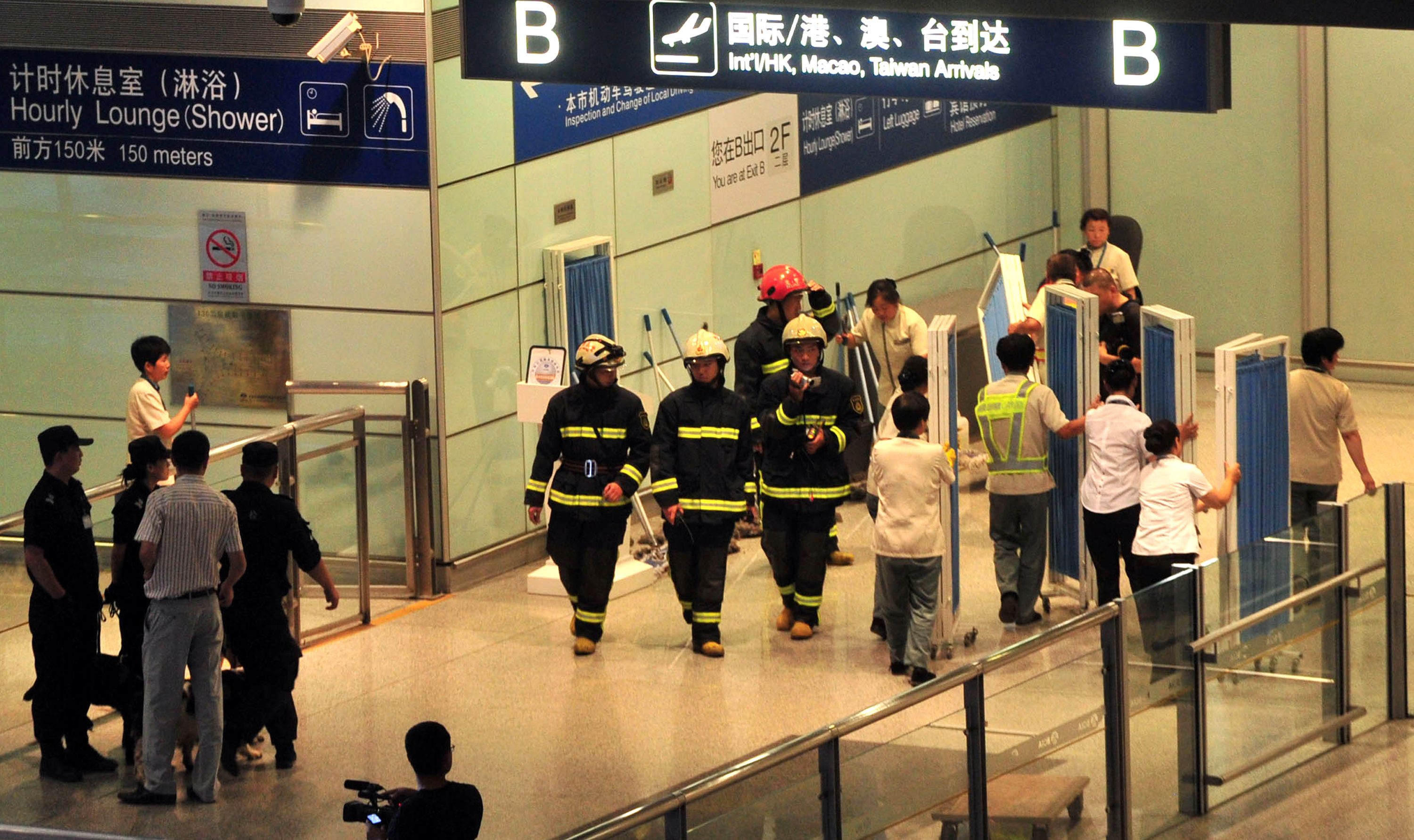 This file picture shows Chinese security personnel moving in to investigate the scene where Ji ignited a home-made explosive device at Beijing's international airport terminal 3, injuring himself but no others. Photo: AFP