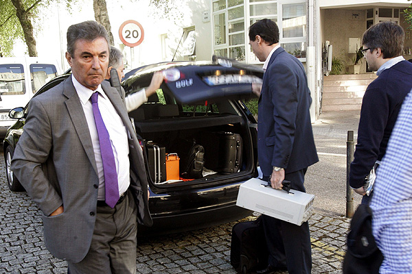Police arrive at court in Santiago de Compostela to analyse black boxes from the derailed train. Photo: EPA