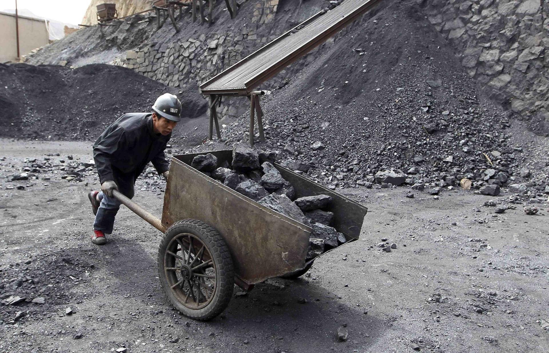 Exploration rights over two coal mines that China Resources Power bought in 2010 had expired, a High Court writ claims. Photo: Reuters