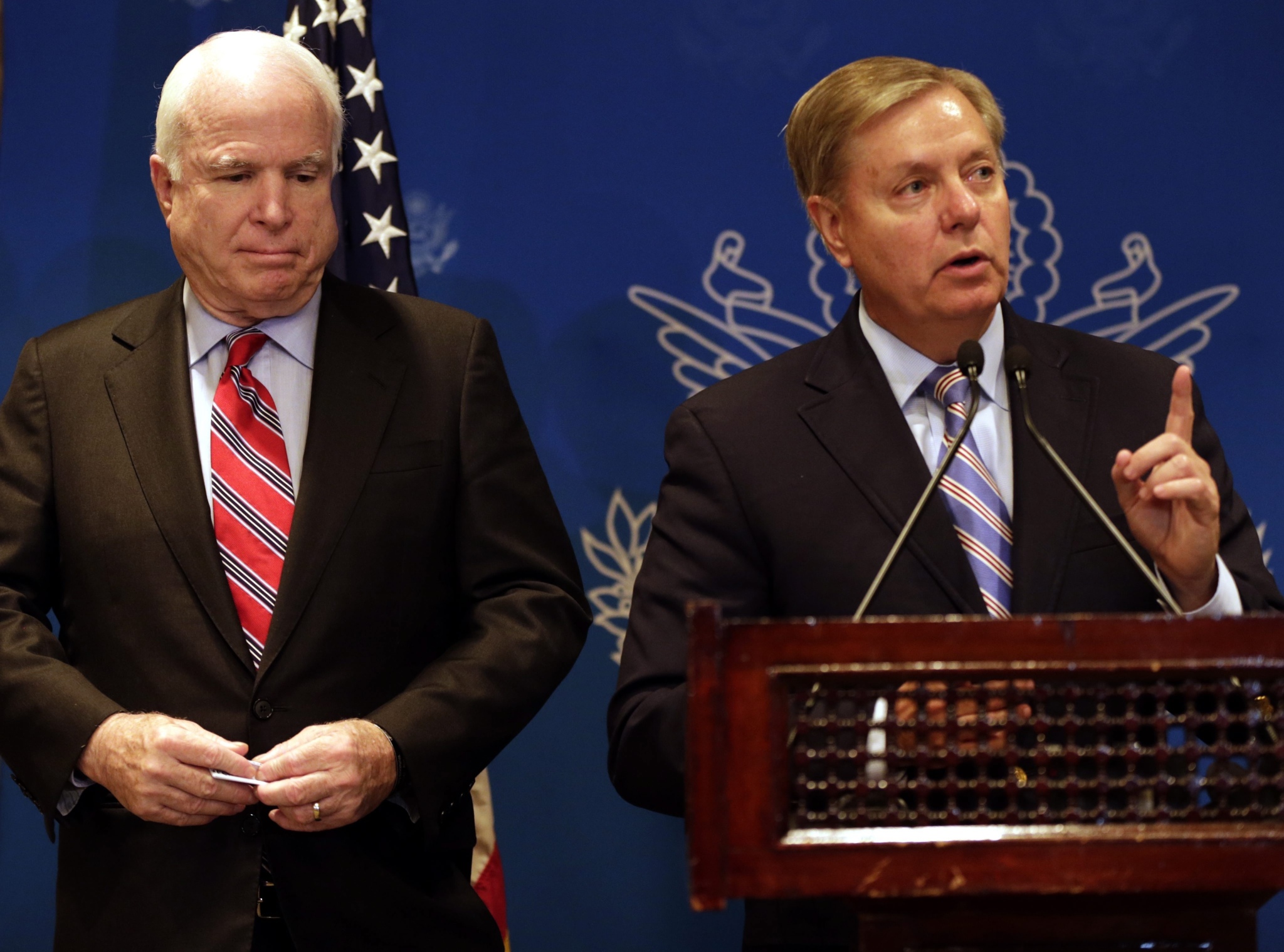 US Senators John McCain (left) and Lindsey Graham (right) address a joint press conference in Cairo, Egypt. Photo: AFP