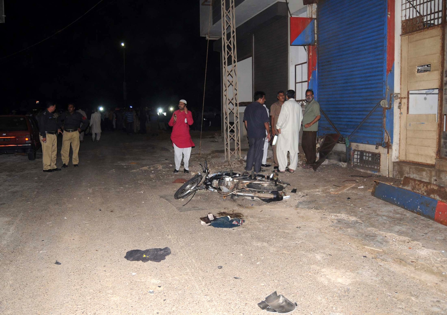  Rescuers work beside a damaged vehicle at the blast site in southern Pakistani port city of Karachi on Wednesday. Photo: Xinhua