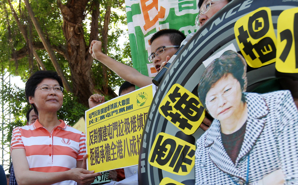 Villagers living near the Tuen Mun landfill were keen to voice their opinions when Carrie Lam (left) visited. Photo: K.Y. Cheng