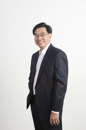 Jong Hee Sen, executive chairman and group president