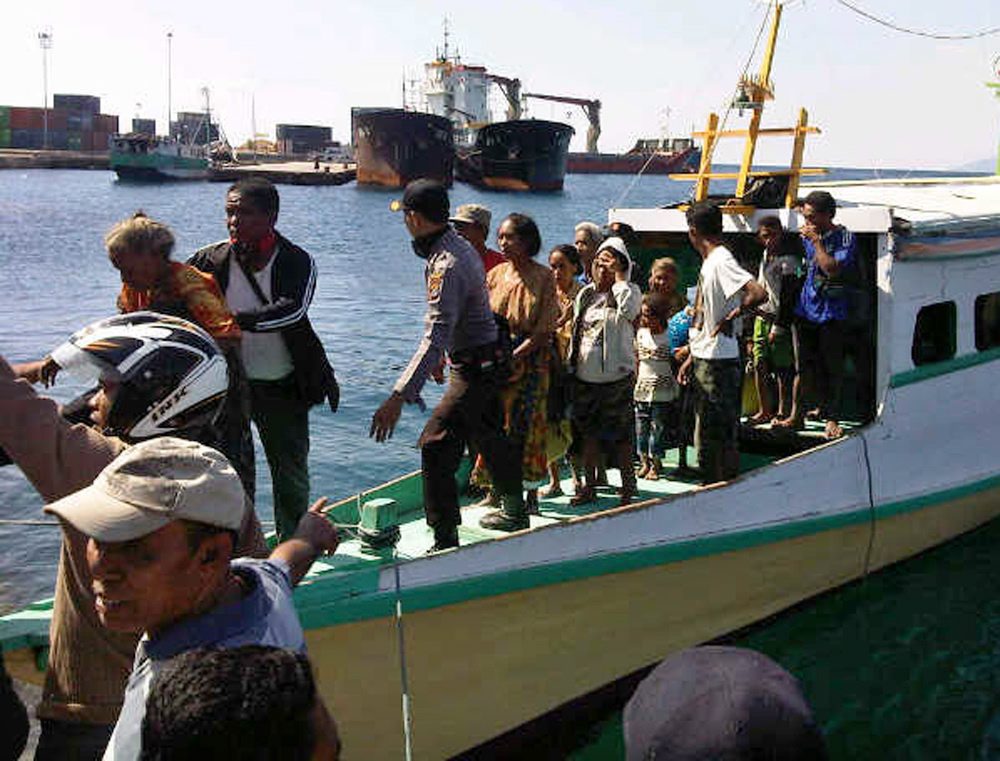 Indonesian police evacuate residents from Palue island to Maumere, East Nusa Tenggara, Indonesia. Photo: EPA