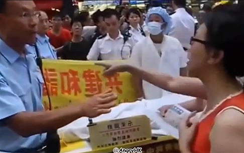 School teacher Alpais Lam Wai-sze argues with police over their handling of a dispute last month.  Photo: YouTube videograb