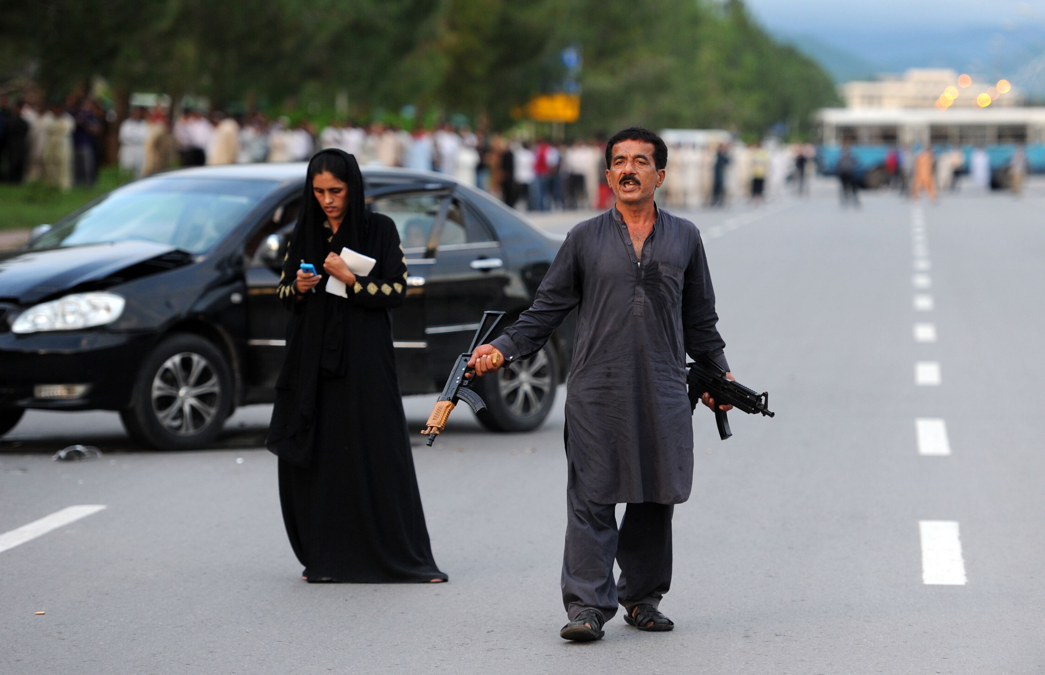A Pakistani gunman stands next to his wife during a standoff with police in Islamabad. Photo: AFP