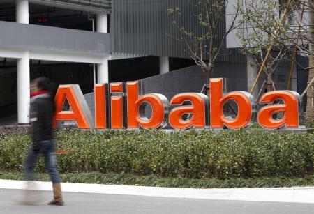Alibaba Group may sell stock at a steep discount to lure investors to buy into a New York listing that Jack Ma is weighing to keep management control of the company. Photo: Bloomberg