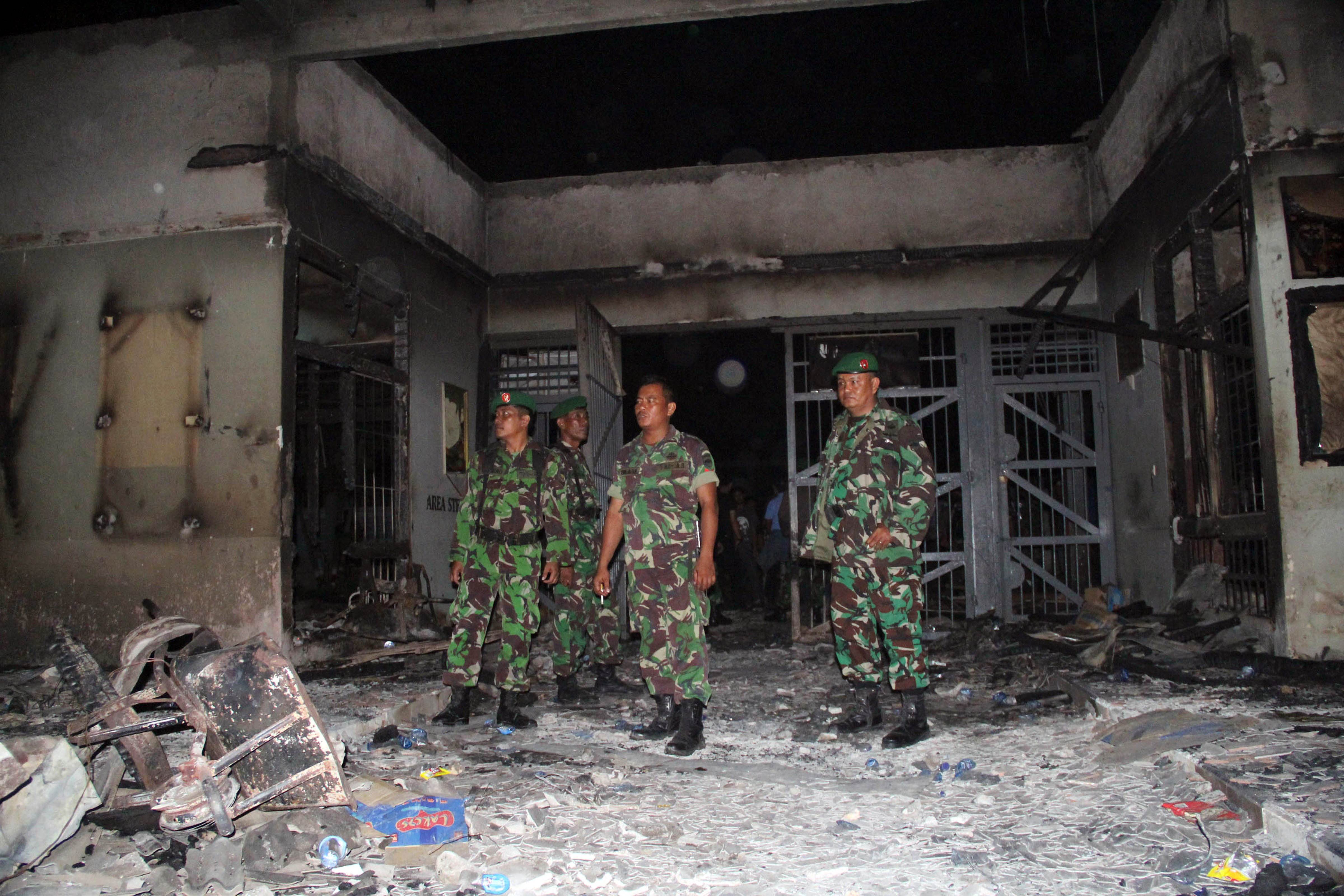 Indonesian army soldiers examine the Labuhan Ruku penitentiary. Photo: AFP
