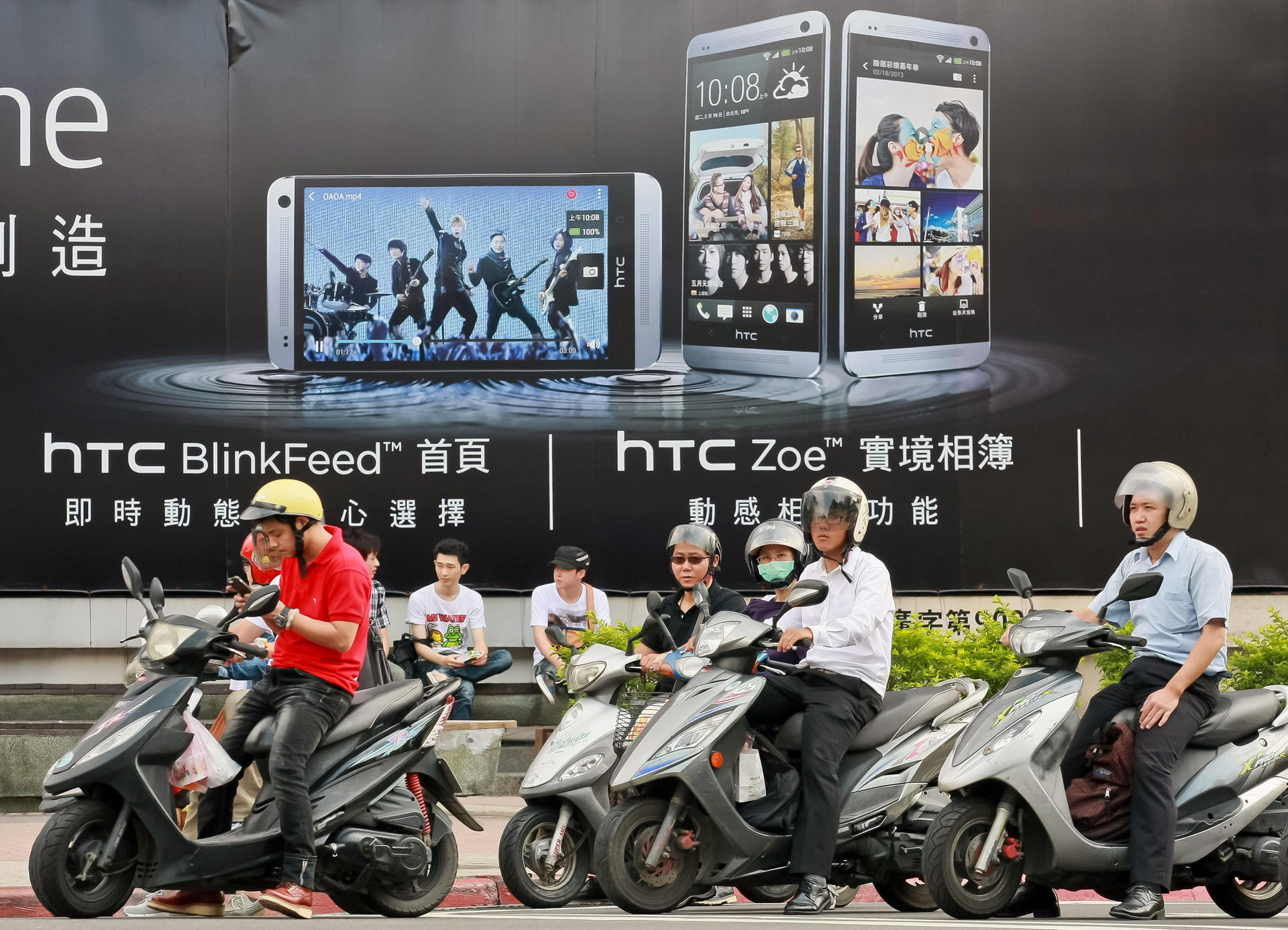 HTC's One handsets, though technically solid, fail to recoup research and marketing costs because of competition and the shorter lifespan of new devices. Photo: Bloomberg