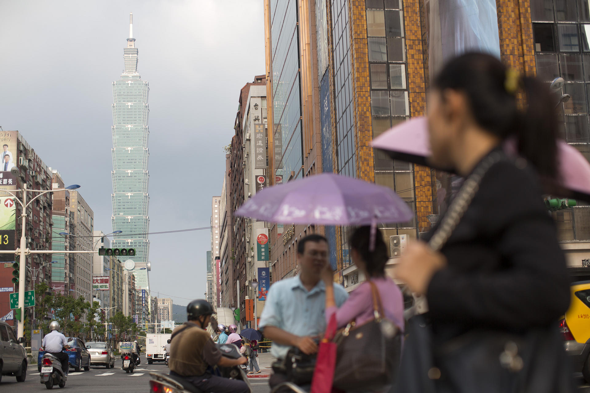 The Taipei 101 skyscraper looms over pedestrians in Taipei. It draws thousands of mainland visitors a day. Photo: Bloomberg