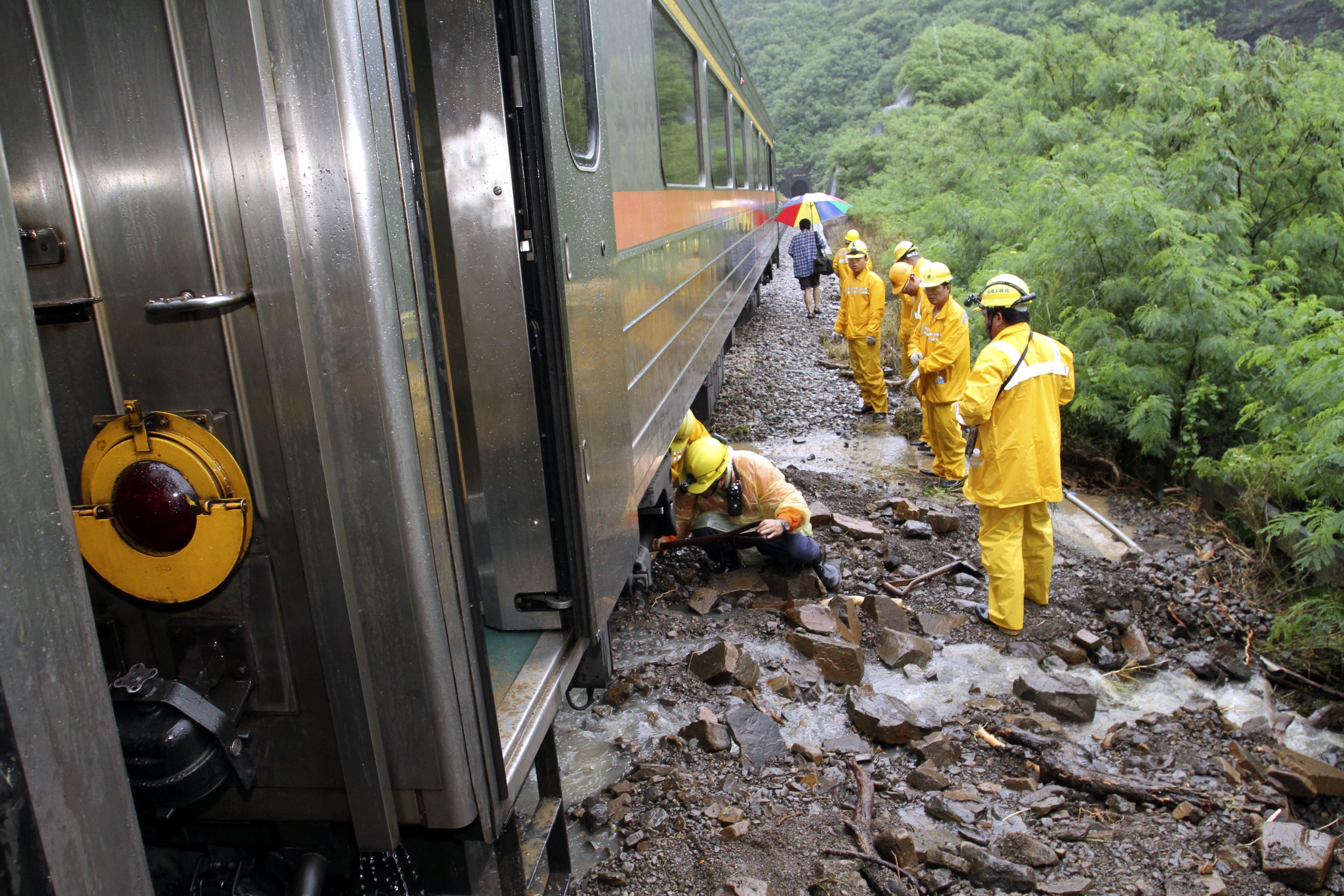 Railway staff work at the train accident site in Pingtung in southeast Taiwan on Saturday. Photo: Xinhua