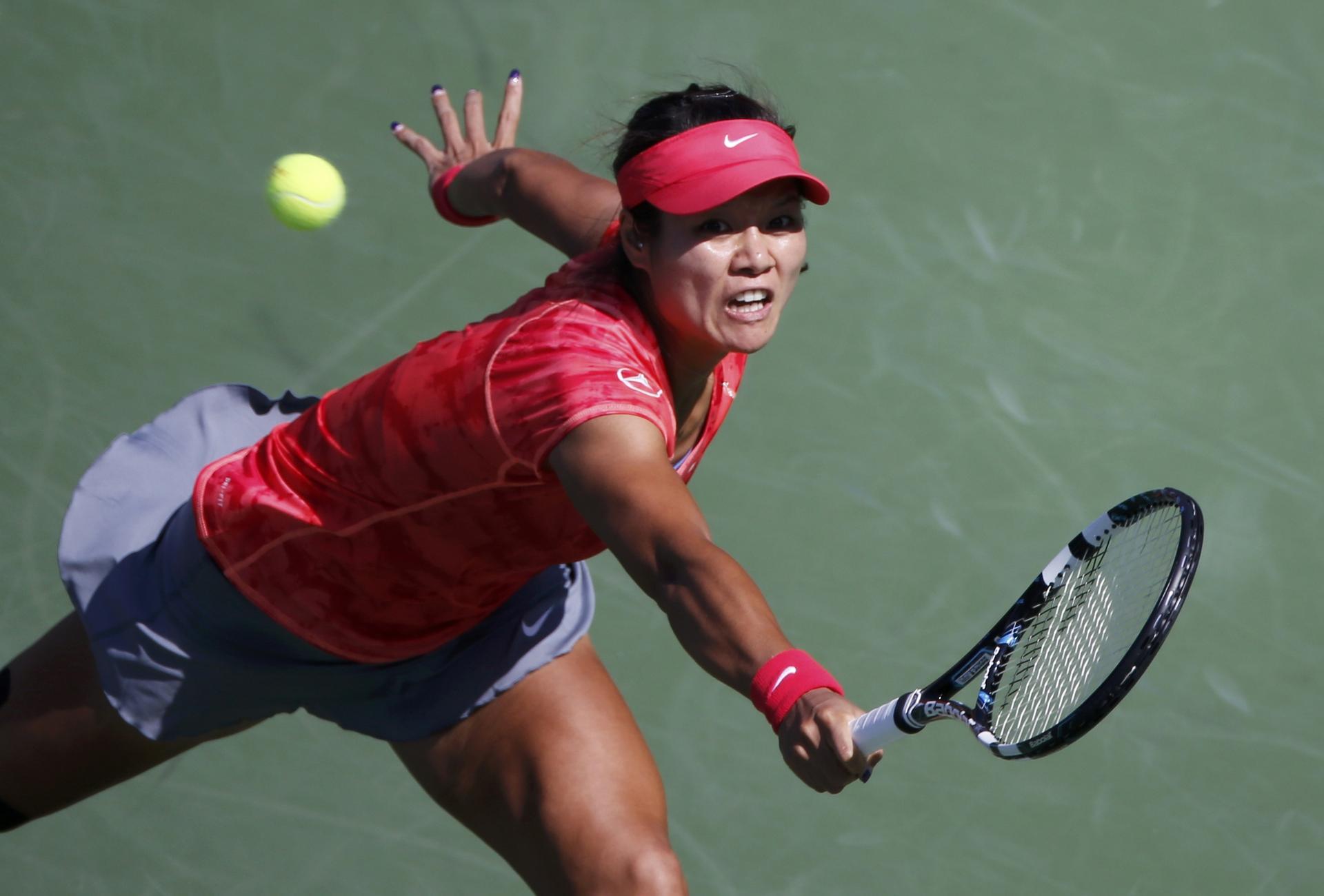 Li Na reaches to return to Russia's Ekaterina Makarova during their US Open quarter-final. Photo: Reuters