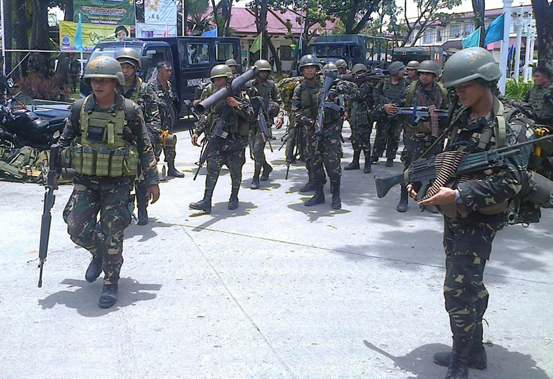 Philippine army sodiers getting to position near the Moro National Liberation Front (MNLF) in Zamboang City. Philippine troops were locked in a standoff with hundreds of Muslim gunmen. Photo: AFP