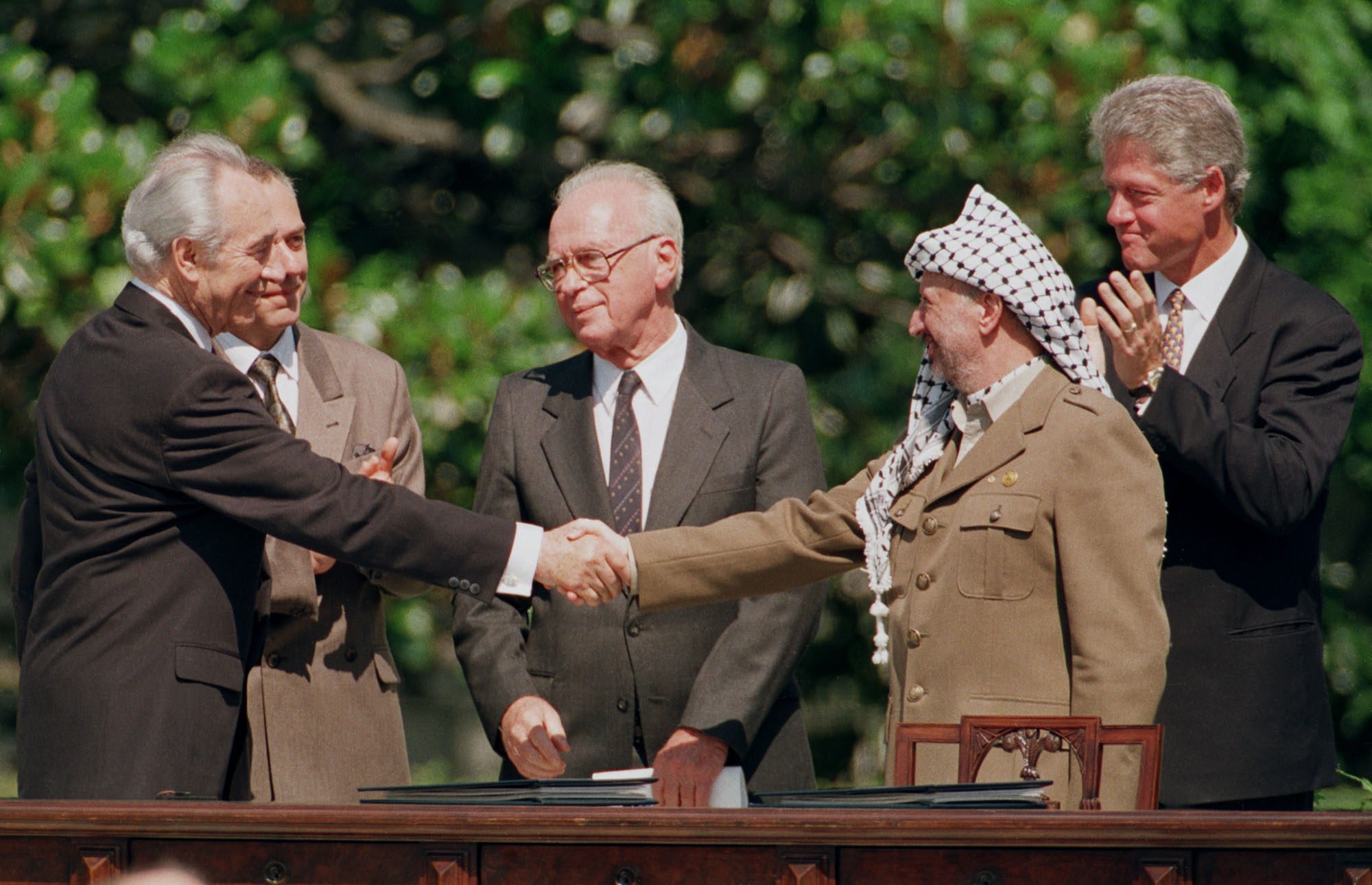  Israeli Foreign Minister Shimon Peres, left, shakes hands with Palestinian Liberation Organization Chairman YasserArafat accompanied by Israeli Prime Minister Yitzhak Rabin (centre) US President Bill Clinton on September 13, 1993. Photo: AFP