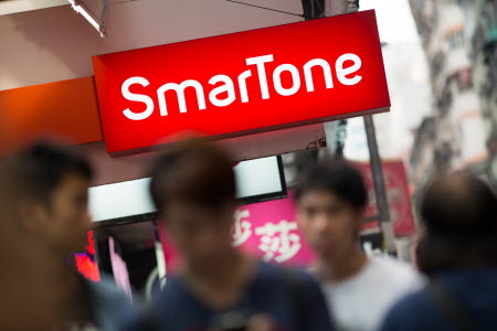 SmarTone shares dropped 15 per cent yesterday after announcing a cut in its payout ratio on Wednesday. Photo: Bloomberg