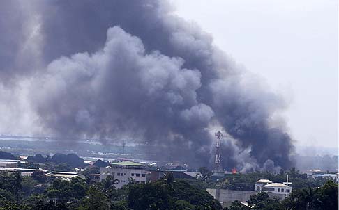 Smoke billows at the site of renewed clashes between Filipino troops and Muslim rebels. Photo: EPA 
