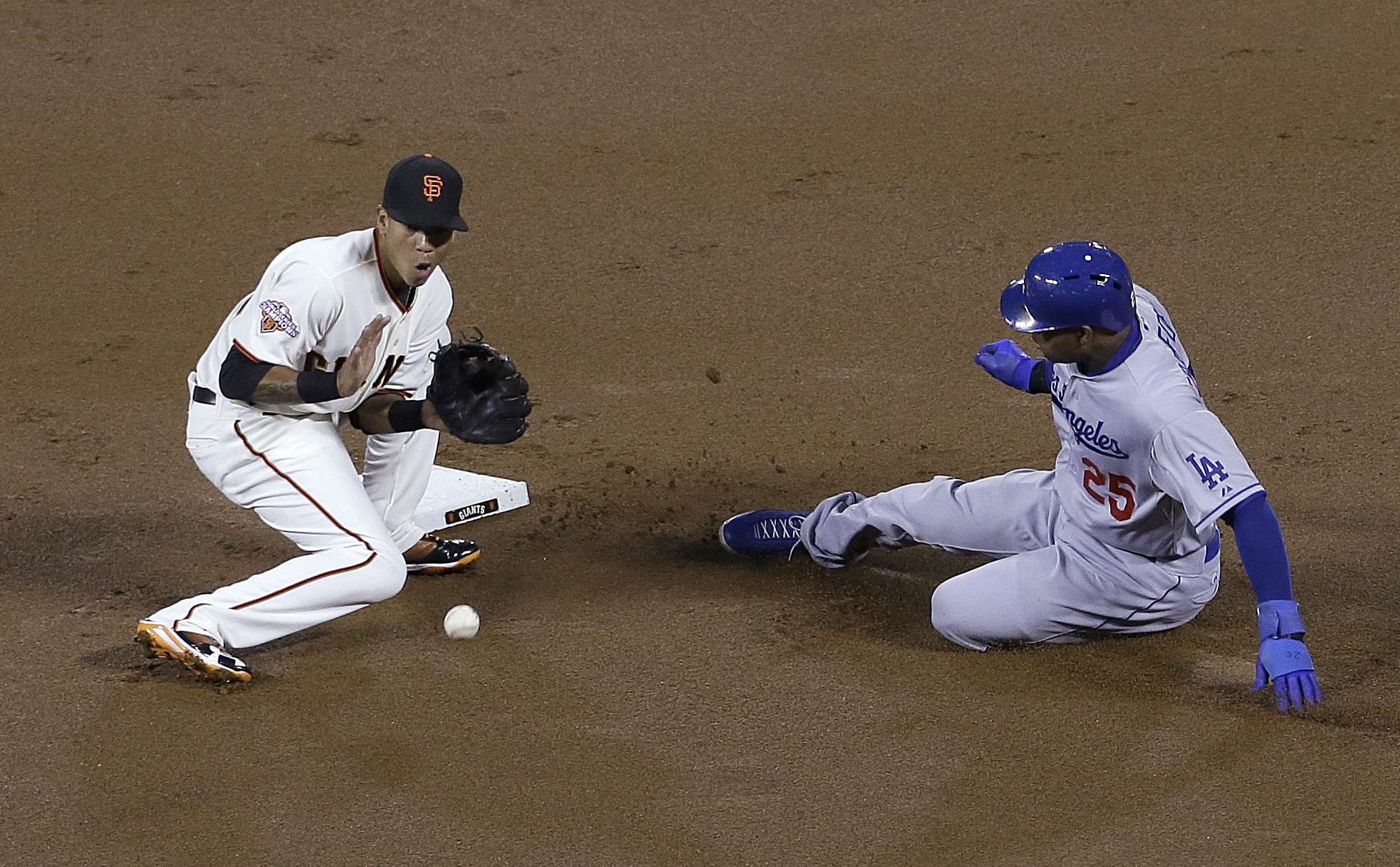 Los Angeles Dodgers' Carl Crawford (right) steals second base next to San Francisco Giants shortstop Ehire Adrianza during the first inning of a baseball game in San Francisco on Tuesday. Photo: AP