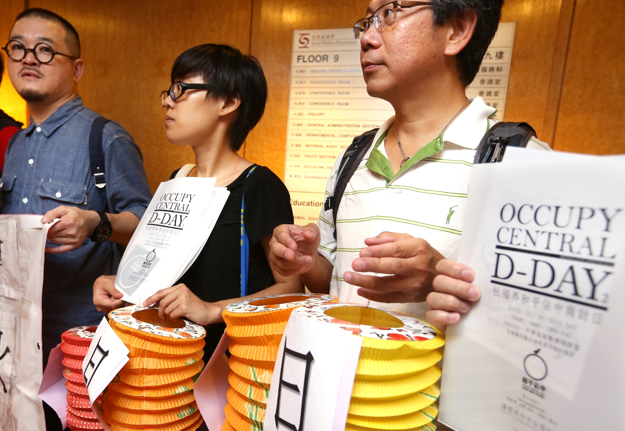  Social workers promote an Occupy Central discussion seminar. Photo: Sam Tsang