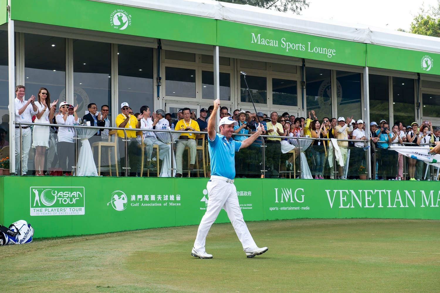 Scott Hend of Australia sinks his putt for birdie at the 18th hole and a three-shot victory at the Venetian Macau Open. Photos: David Paul Morris/Asian Tour 