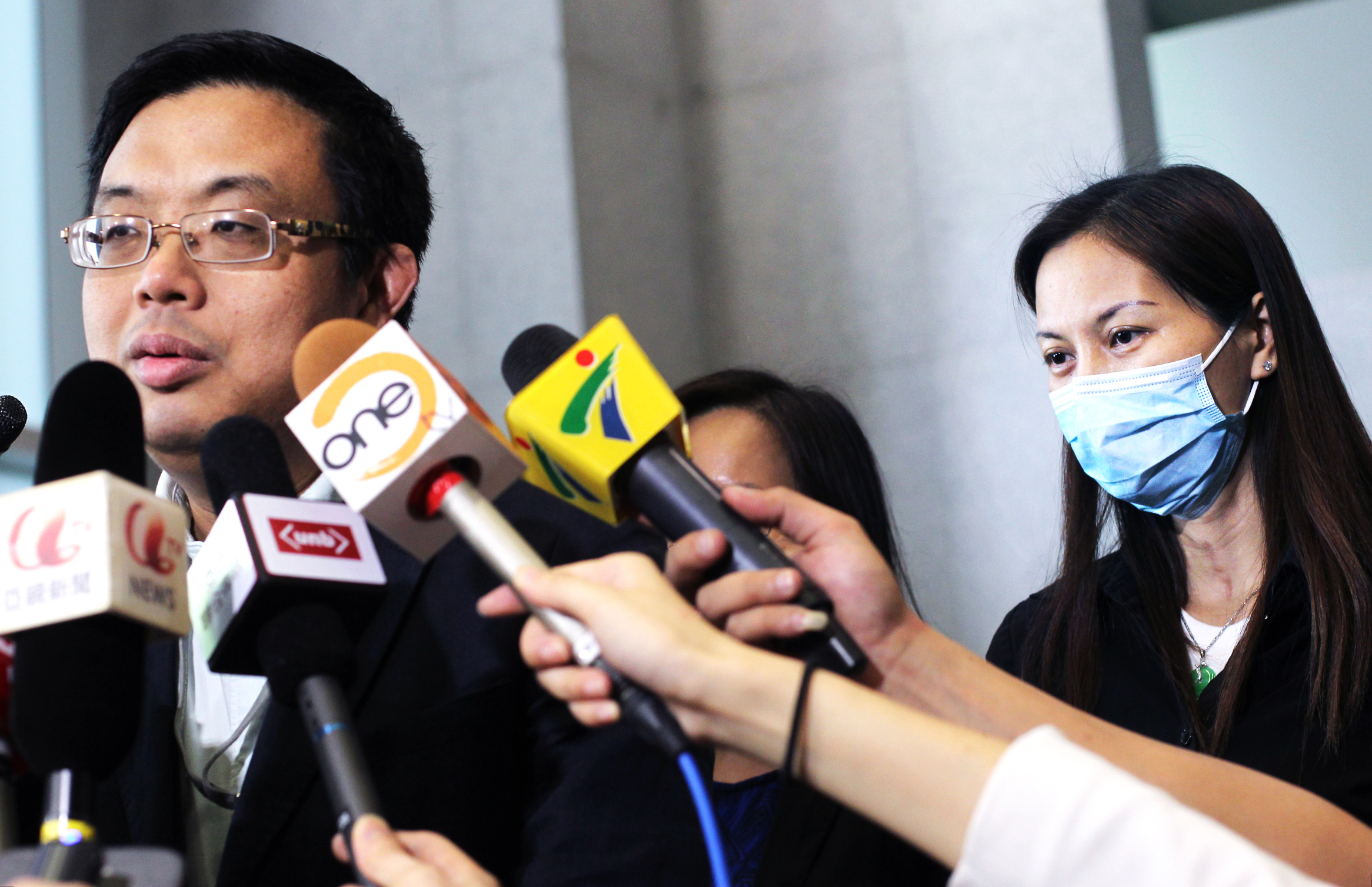 Manila bus hijacking survivor Yik Siu-ling and legislator James To Kun-sun (left) speak to the media. Photo: May Tse