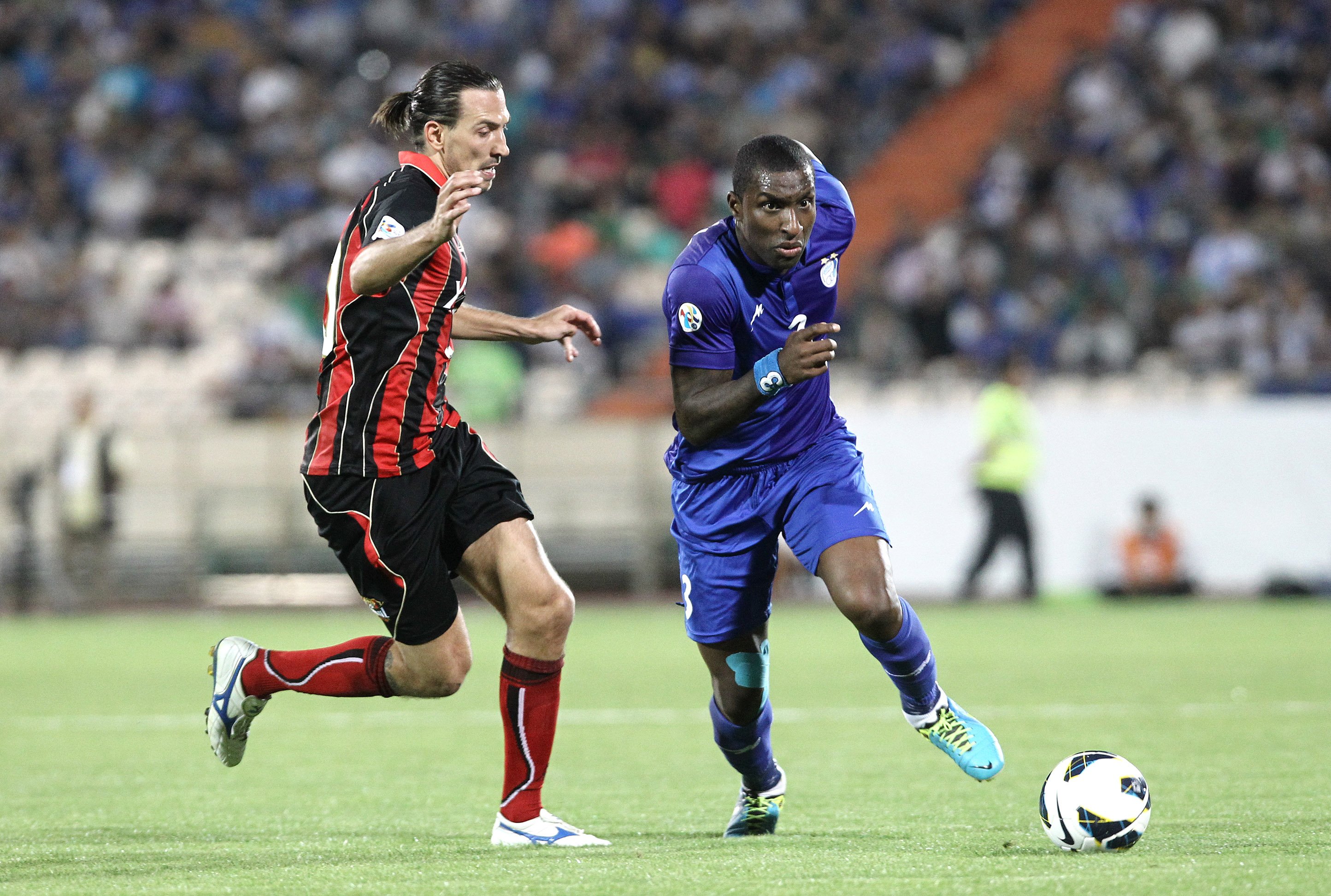 Dejan Damjanovic of South Korea's FC Seoul, left, shoots against China's  Shandong Luneng during their Group F match of the AFC Champions League 2016  i Stock Photo - Alamy