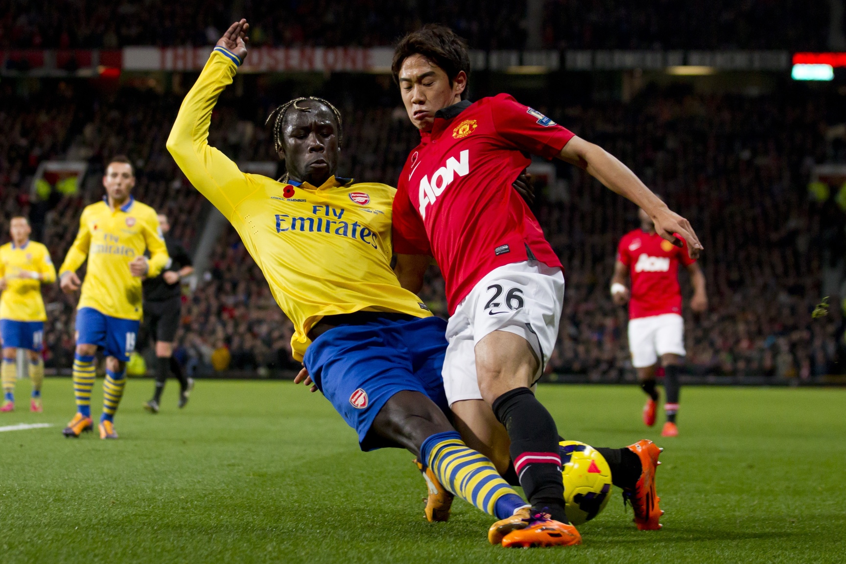 Manchester United's Shinji Kagawa fights for the ball against Arsenal's Bacary Sagna during their match at Old Trafford Stadium in Manchester. Photo: AP