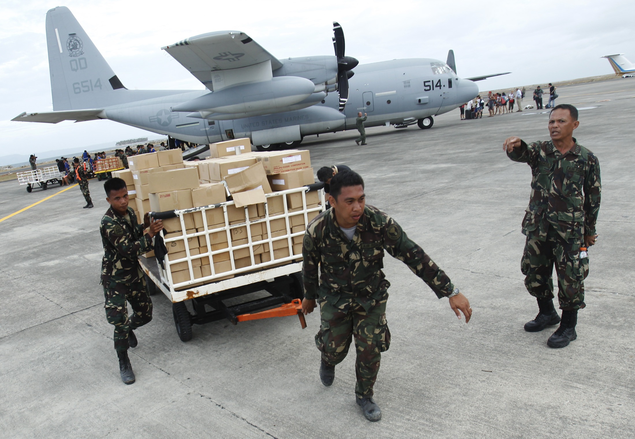 Military personnel deliver aid supplies at the destroyed airport after super typhoon Haiyan battered Tacloban city. Photo: Reuters