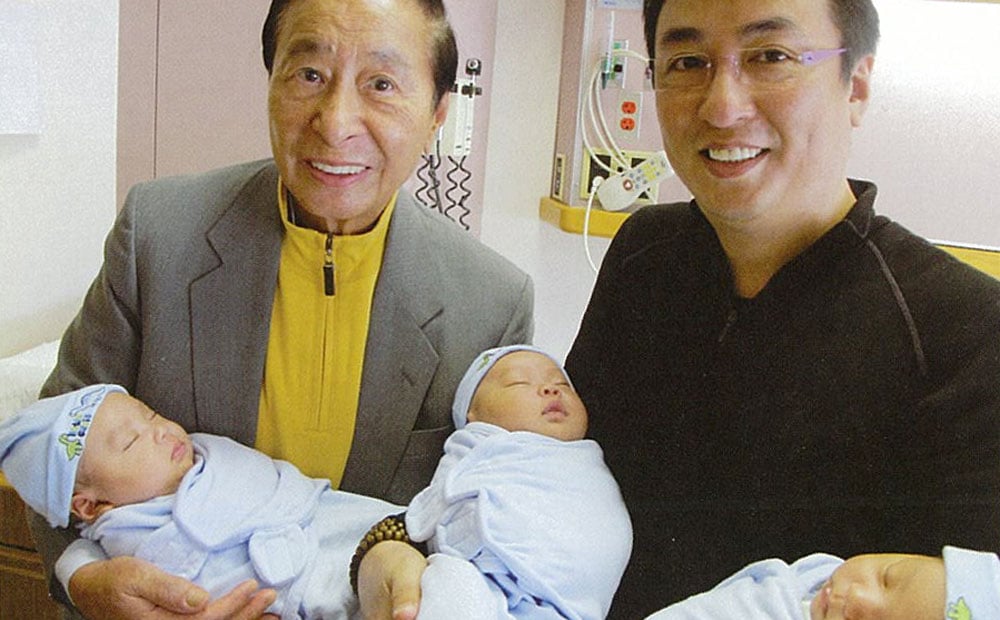 Lee Shau-kee and his elder son Peter Lee Ka-kit took a picture with their new-born babies via surrogate. Photo: SCMP
