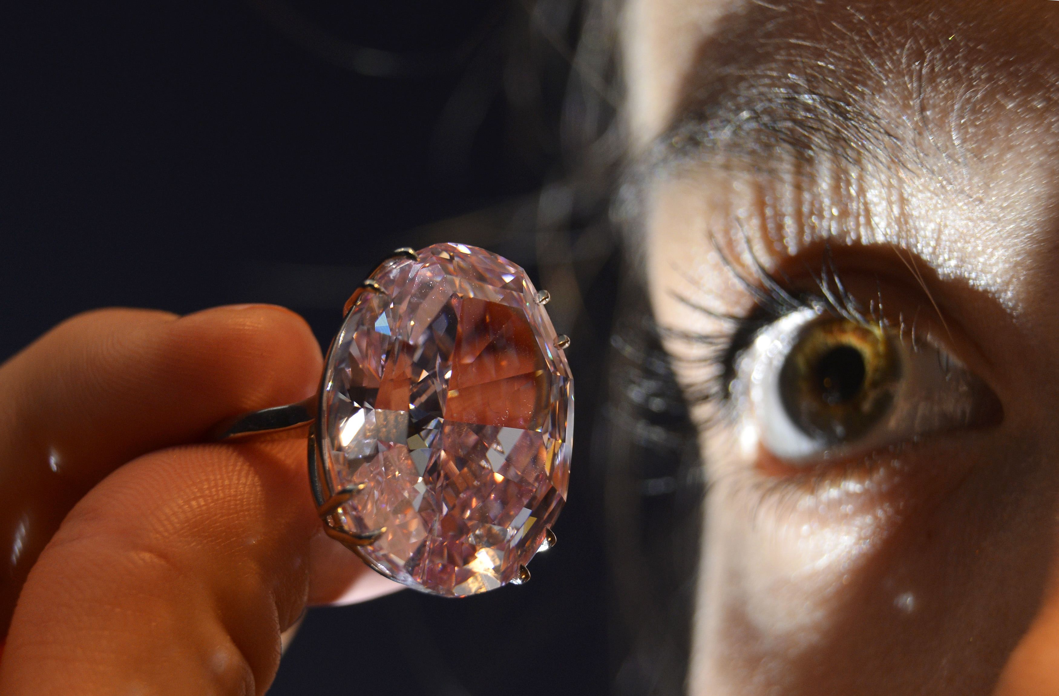 A model poses with the 'Pink Star' diamond at Sotheby's auction house. Photo: Reuters 
