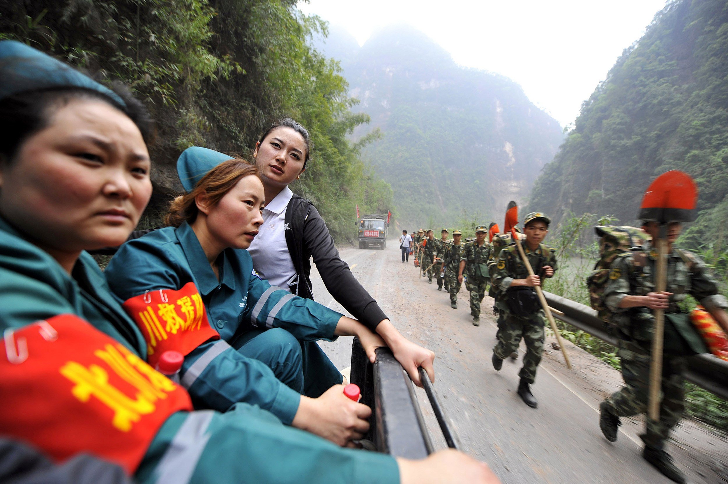 Medical personnel and paramilitary policemen rush to reach the isolated Baoxing county in Sichuan province. Photo: Reuters