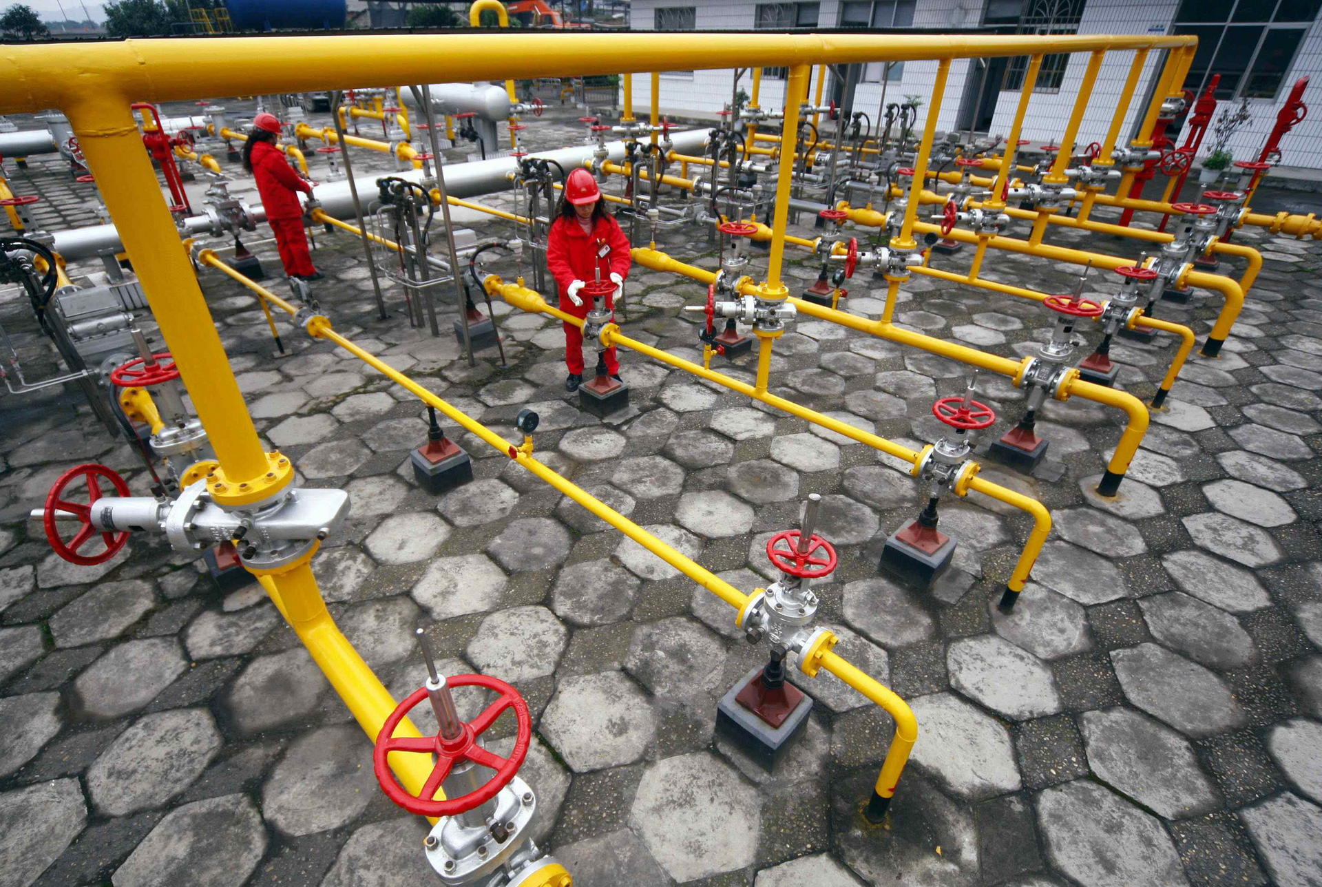 A sign of the future: A gas refinery in Sichuan. Photo: Reuters
