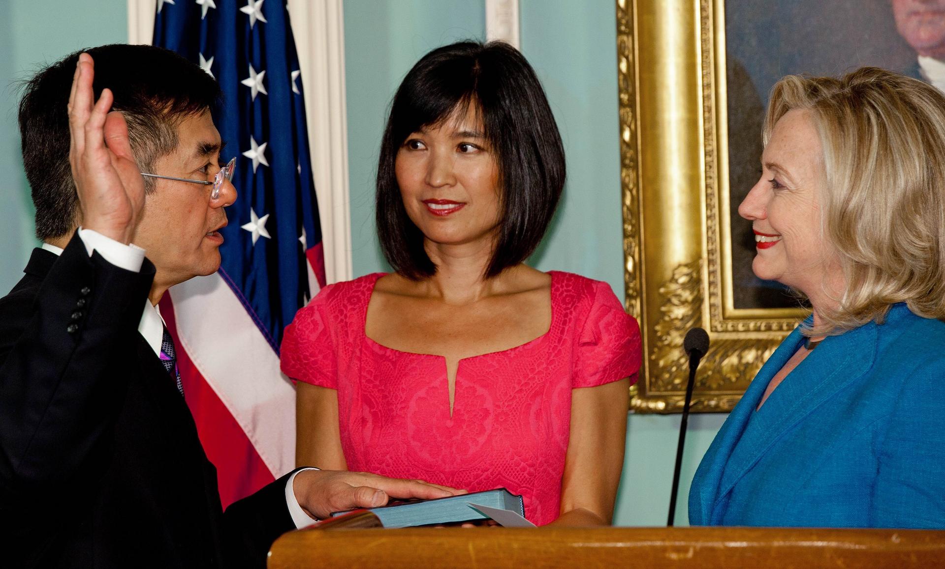 Gary Locke and wife Mona at his 2011 swearing-in. Photo: AFP