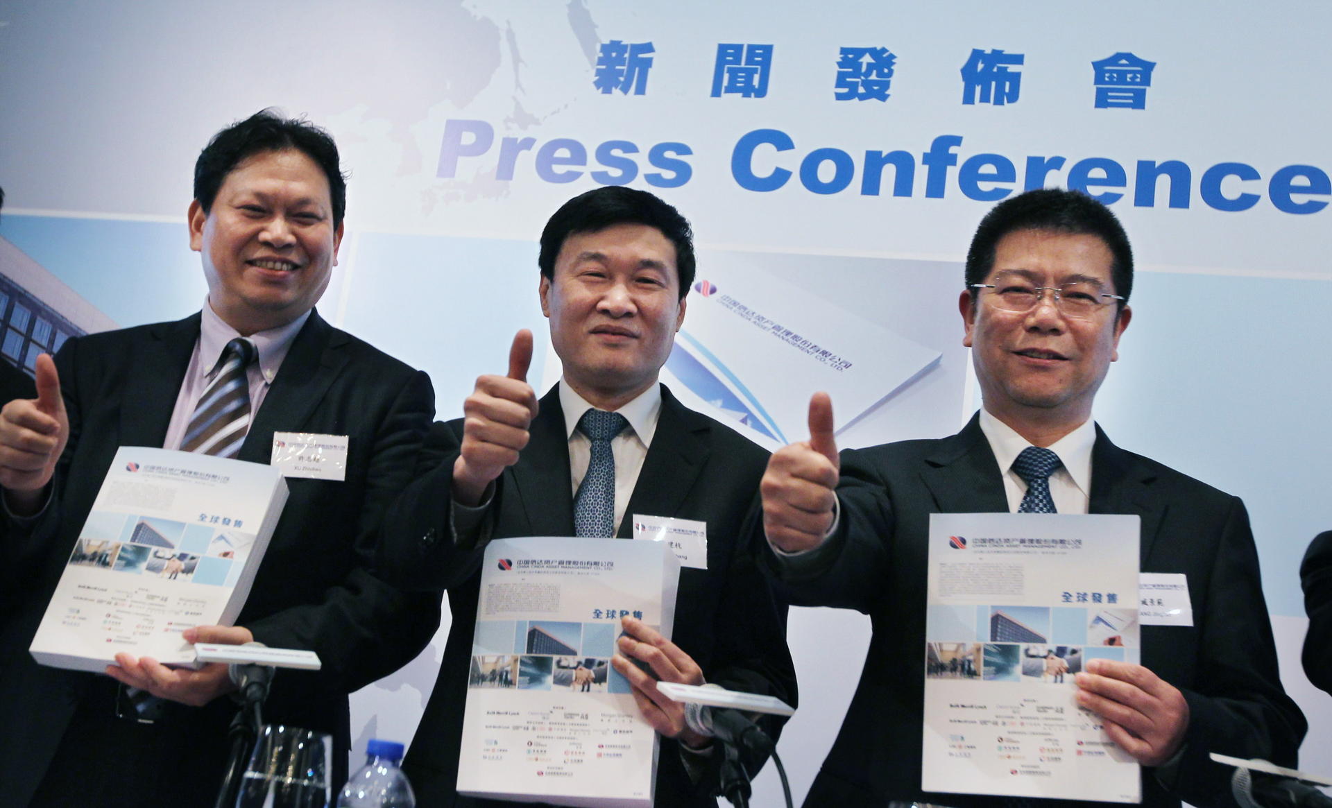 Cinda Asset executives Xu Zhichao, Hou Jianhang, and Zang Jingfan at the IPO launch. Photo: Nora Tam