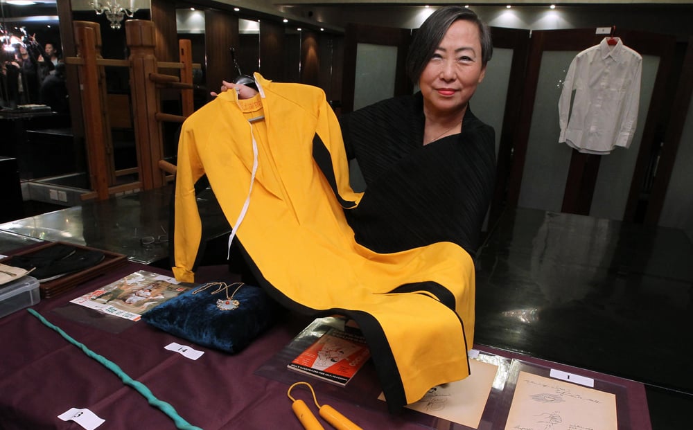 Anna Lee shows off Bruce Lee’s jumpsuit. Photo: Edward Wong