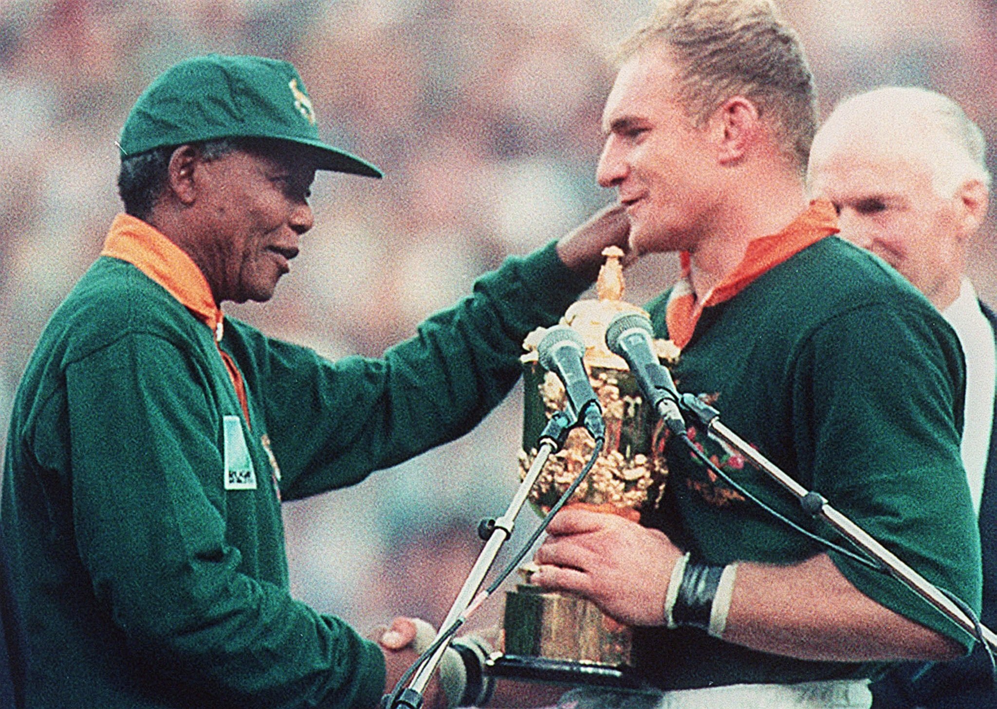 Nelson Mandela congratulates captain Francois Pienaar after South Africa won the 1995 RWC. Photo: AFP