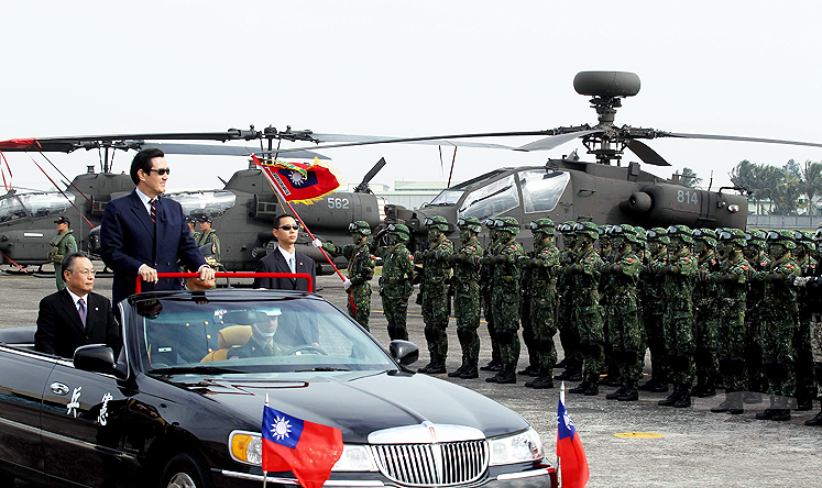 Taiwan’s military displayed the new AH-64E Apache helicopters to the public in a high-profile ceremony presided over by President Ma Ying-jeou. Photo: EPA