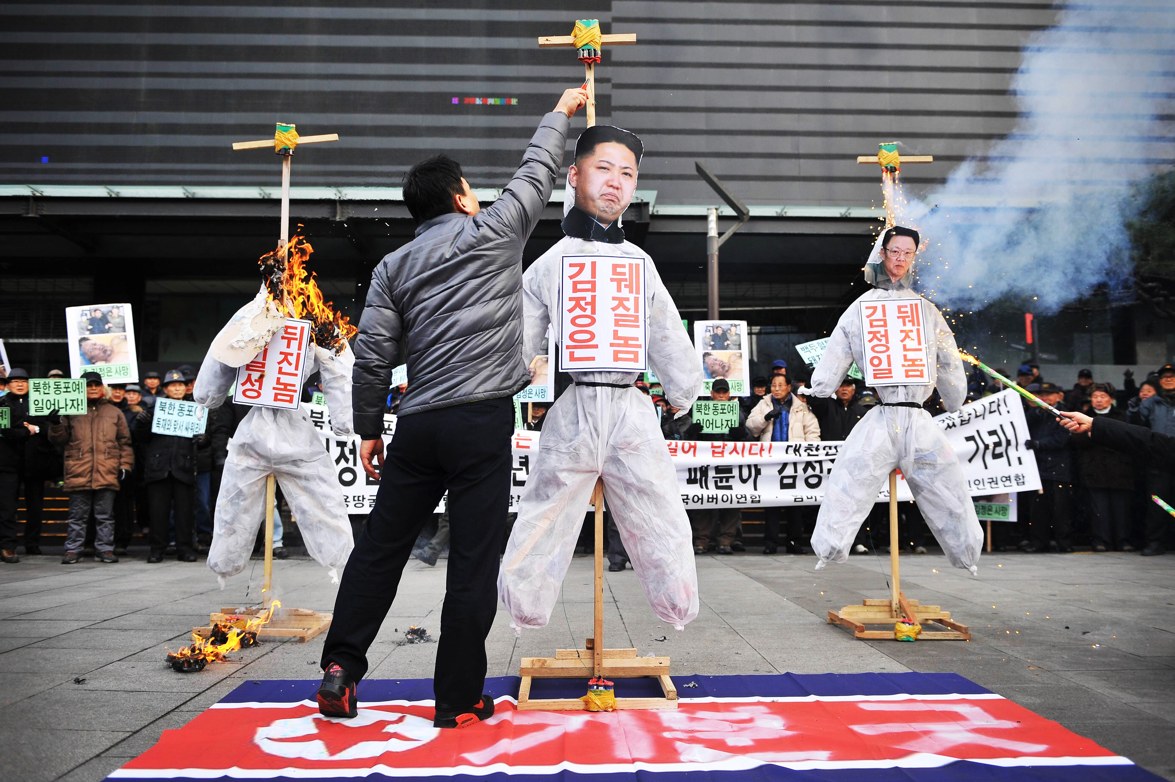 South Korean conservative activists set fire to effigies of North Korean Kim dynasty. Photo: AFP