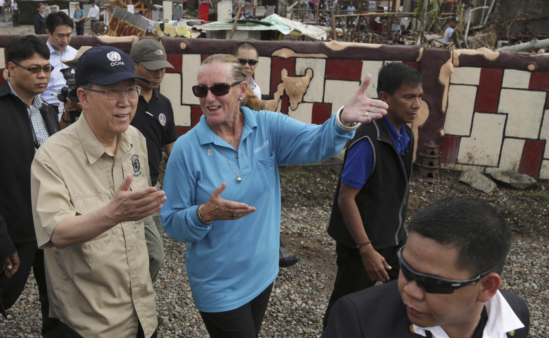 UN Secretary General Ban Ki-moon (left) visits Tacloban. Photo: AP